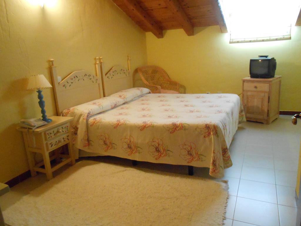 Hostal Burgos Torrecaballeros Ruang foto