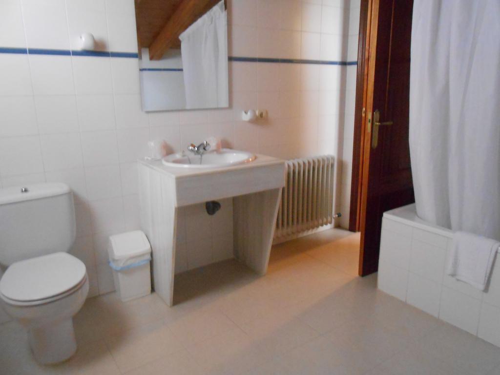 Hostal Burgos Torrecaballeros Bagian luar foto