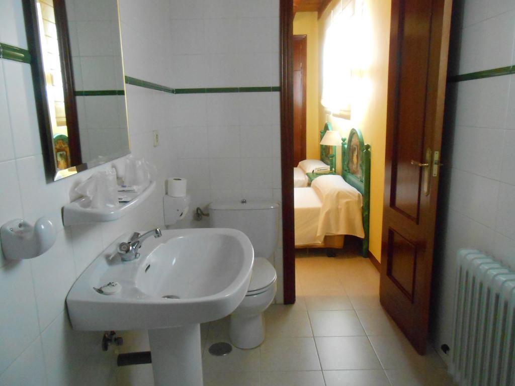 Hostal Burgos Torrecaballeros Bagian luar foto