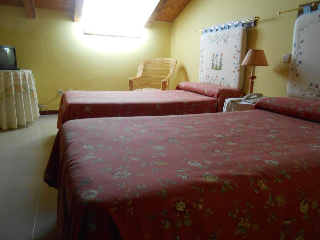 Hostal Burgos Torrecaballeros Ruang foto