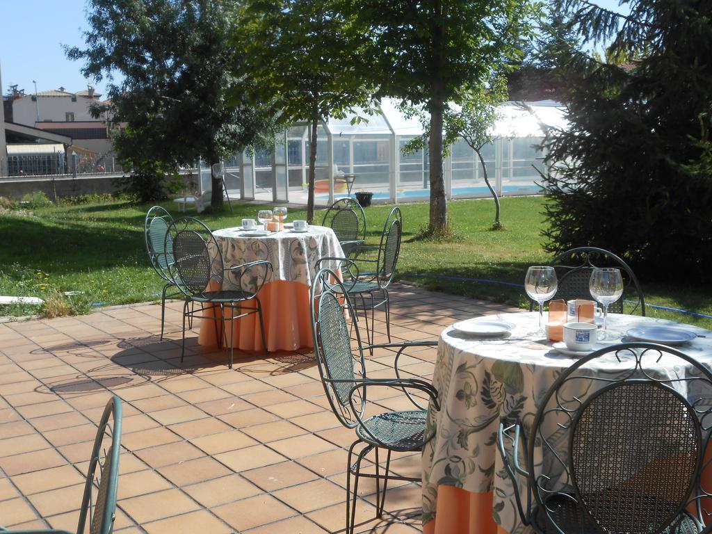 Hostal Burgos Torrecaballeros Bagian luar foto