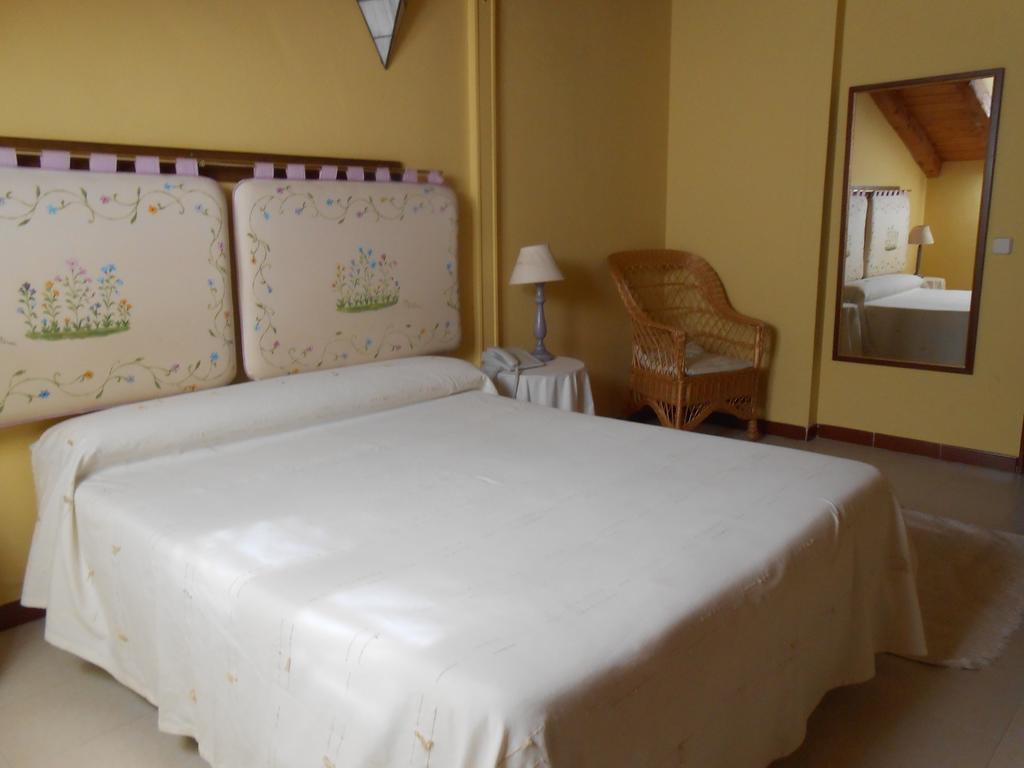 Hostal Burgos Torrecaballeros Ruang foto